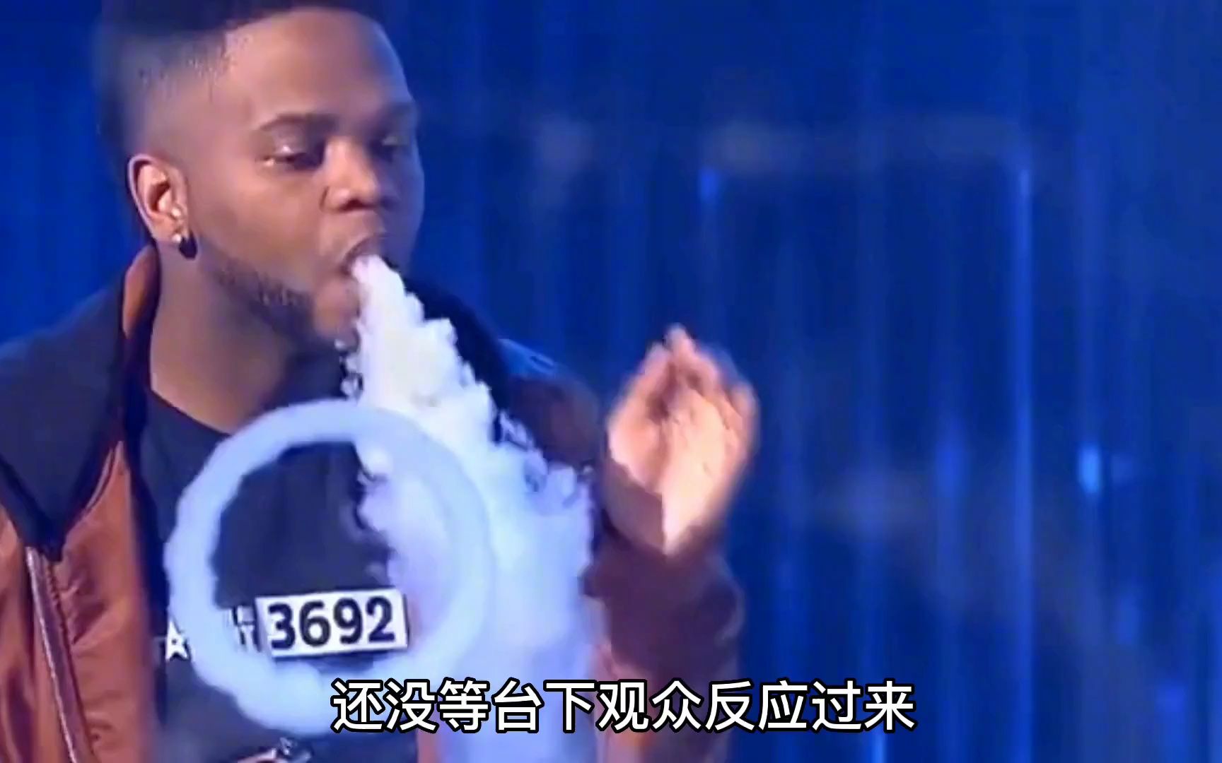 美国达人秀,国外点击量破百万的吐烟圈表演,美女评委都坐不住了