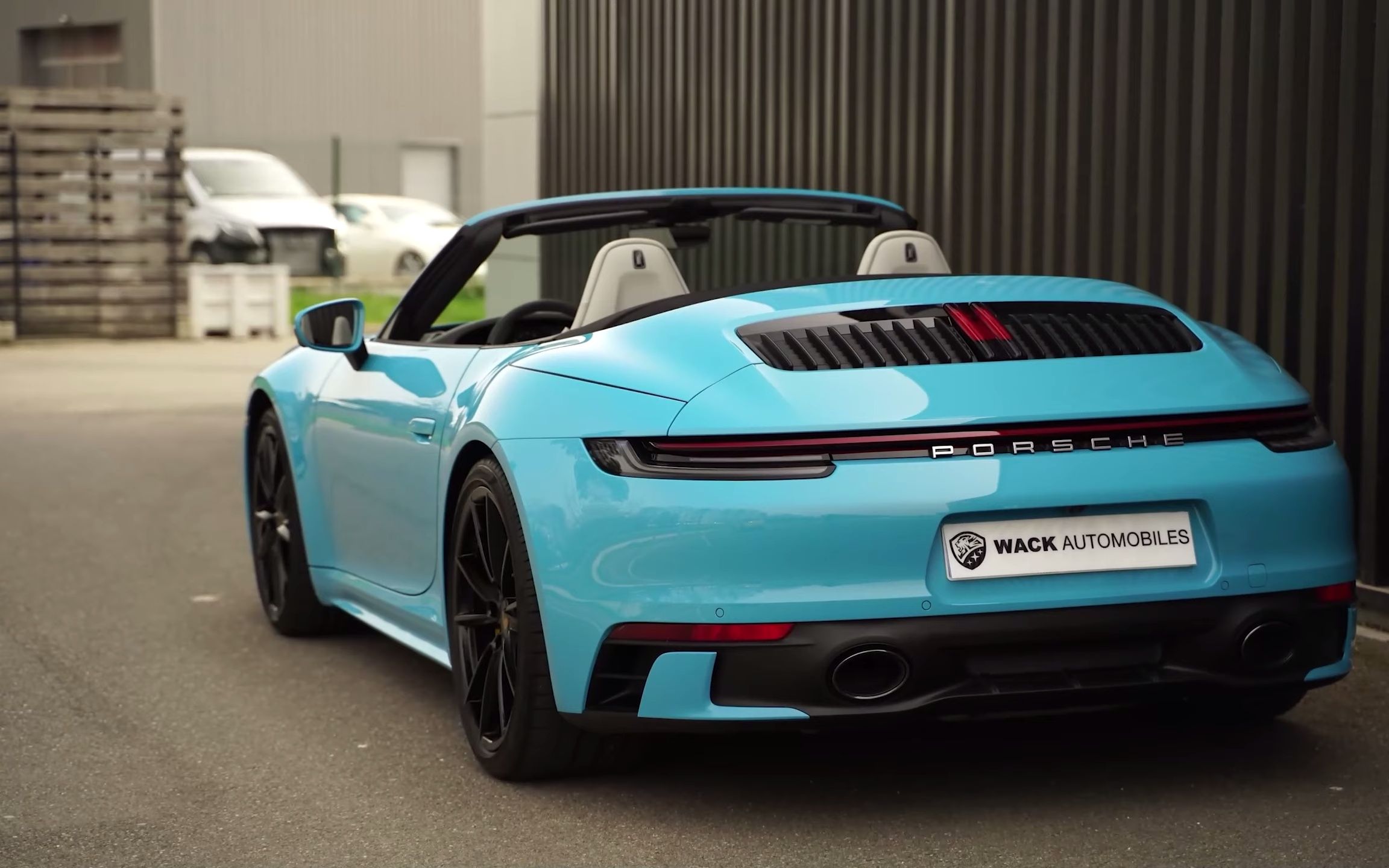 porsche 992 carrera s cabriolet bleu miami - wack automobiles