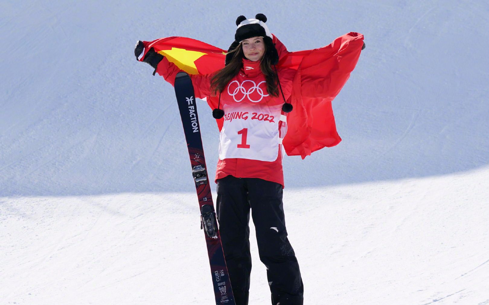 谷爱凌戴熊猫帽子领金墩墩,再次披上五星红旗.两金一银完美收官!