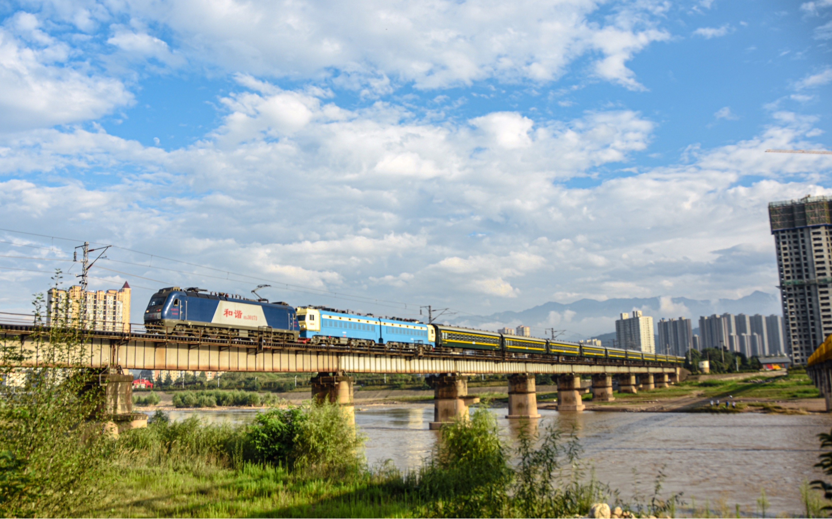 hxd3 ss4牵引秦岭小慢车6064次驶过宝鸡渭河大桥