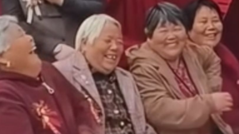 江苏，新郎的父亲去世，敬茶仪式上，四位姑姑满眼笑意地登台祝福侄子，看着侄子成家立业，姑姑们的笑容之下也藏着心底的遗憾与思念。