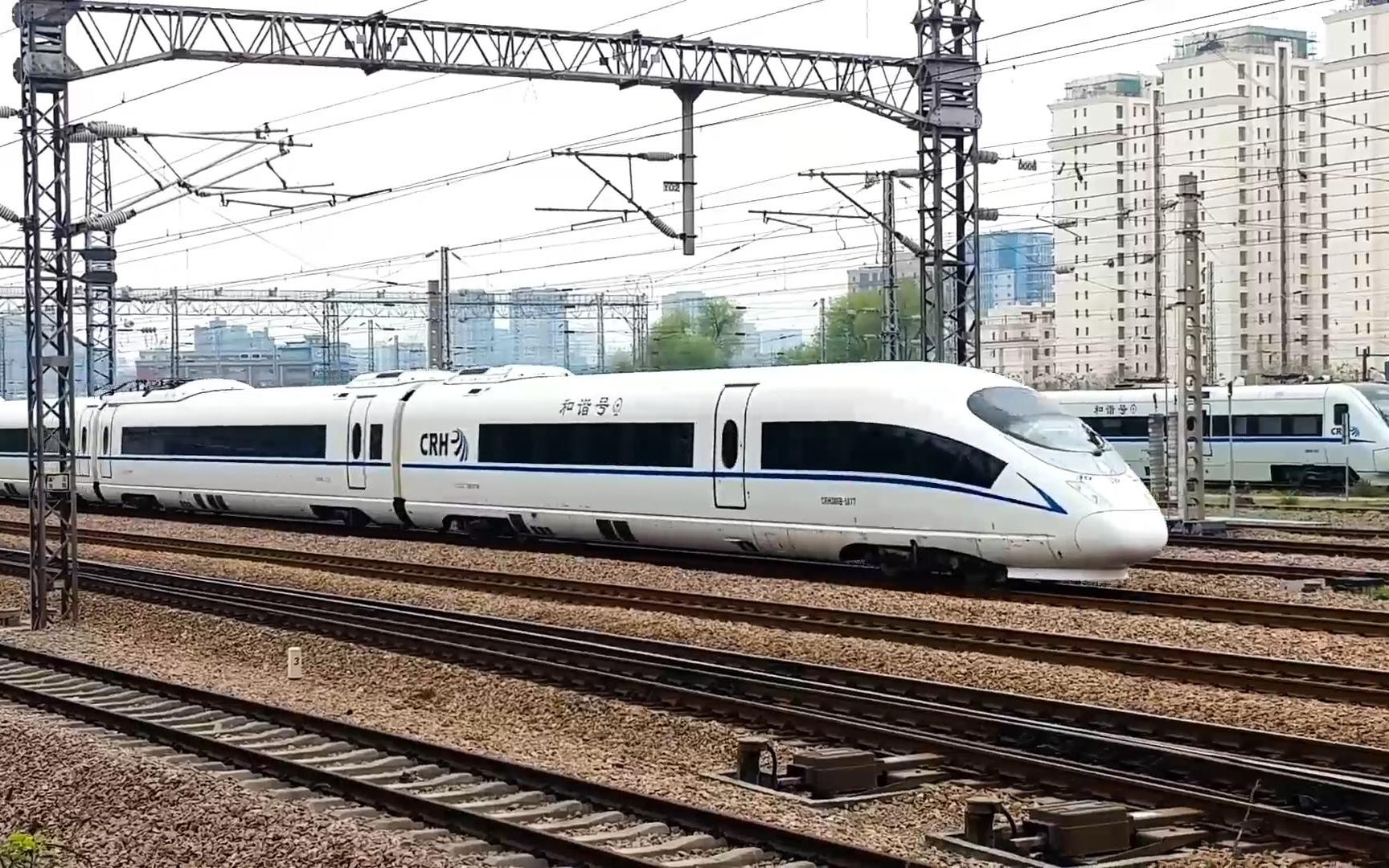 8节编组的和谐号380b动车,杭州至郑州东g1870次通过艮山门