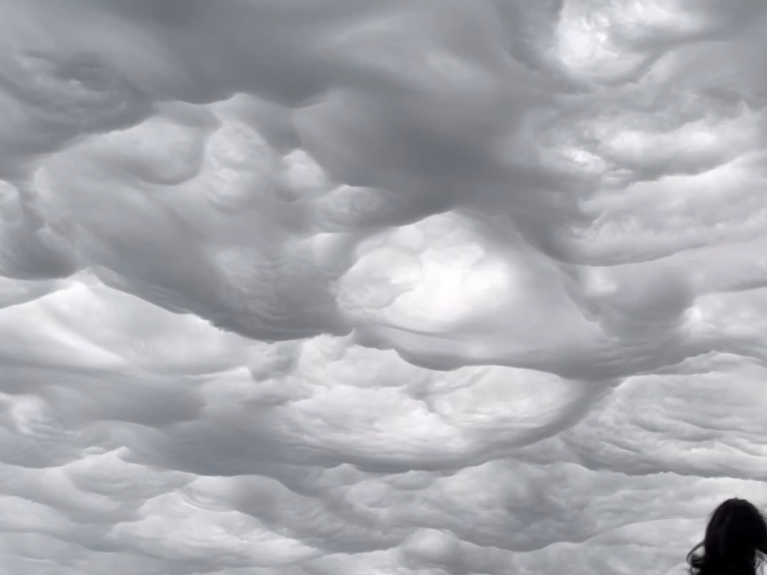 加拿大渥太华天空出现罕见的波状云