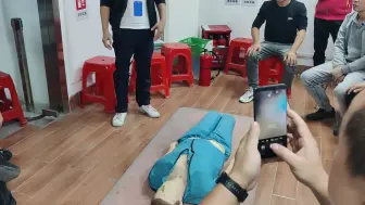 Tải video: 心肺复苏急救。兄弟们可以学学。以防备用。