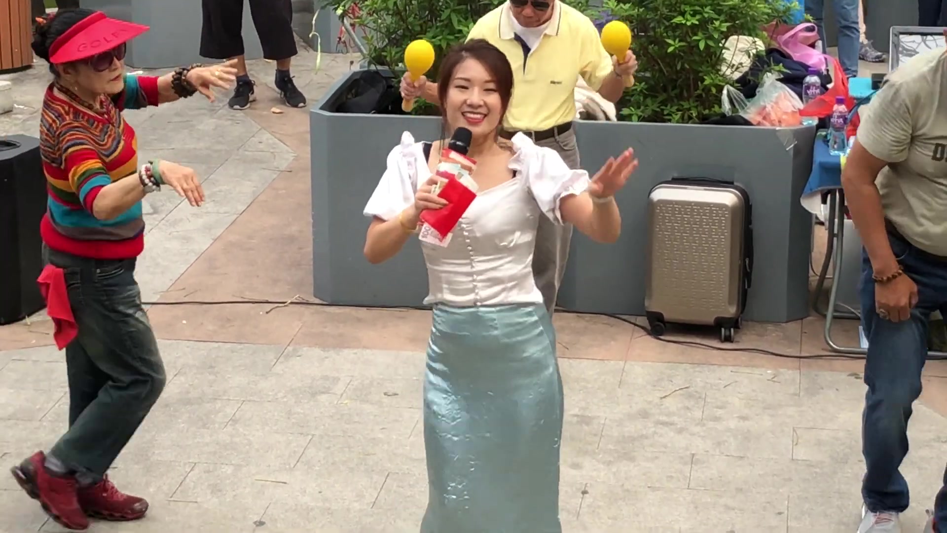 街头艺人三公主妙妙演唱《把酒倒满》,这身打扮真漂亮啊