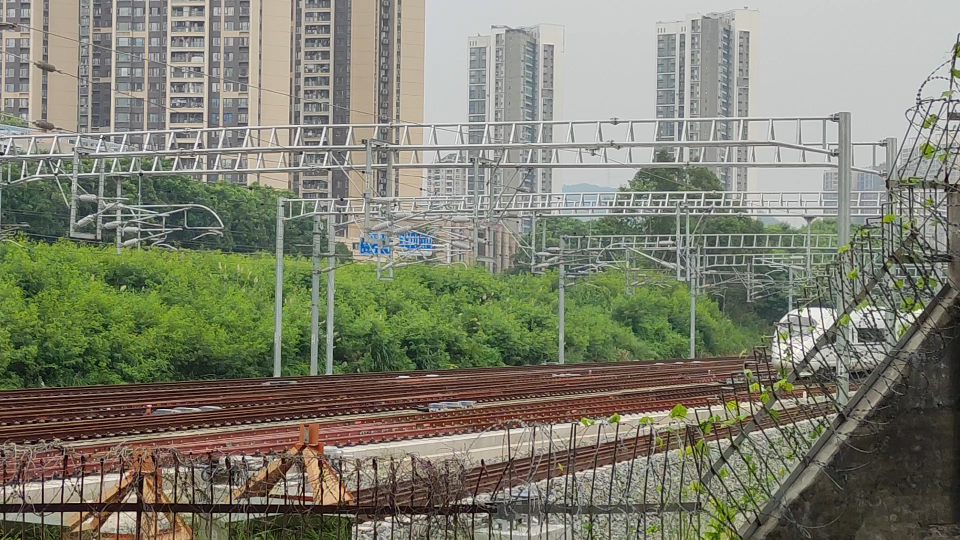 2021年7月28日,g9647(深圳坪山站-廣州南站)深圳北站進站.