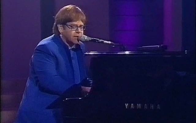 [图]【《狮子王》主题曲】Elton John - Can You Feel the Love Tonight 今夜何温馨 (Live)