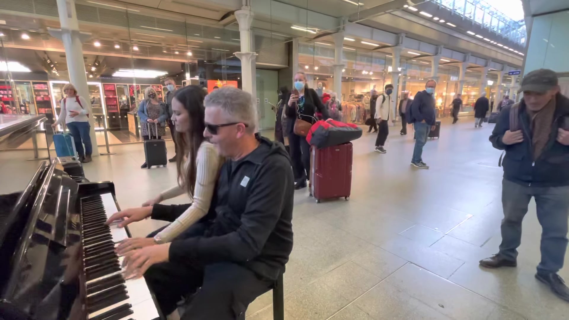 [图]Boogie Woogie Queen Rocks The Public Piano