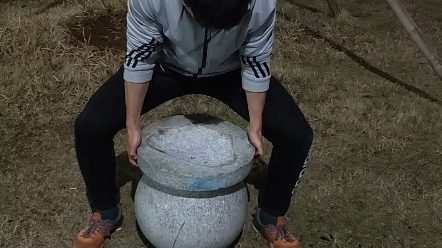搬小石墩子~,花了好几次才起来.