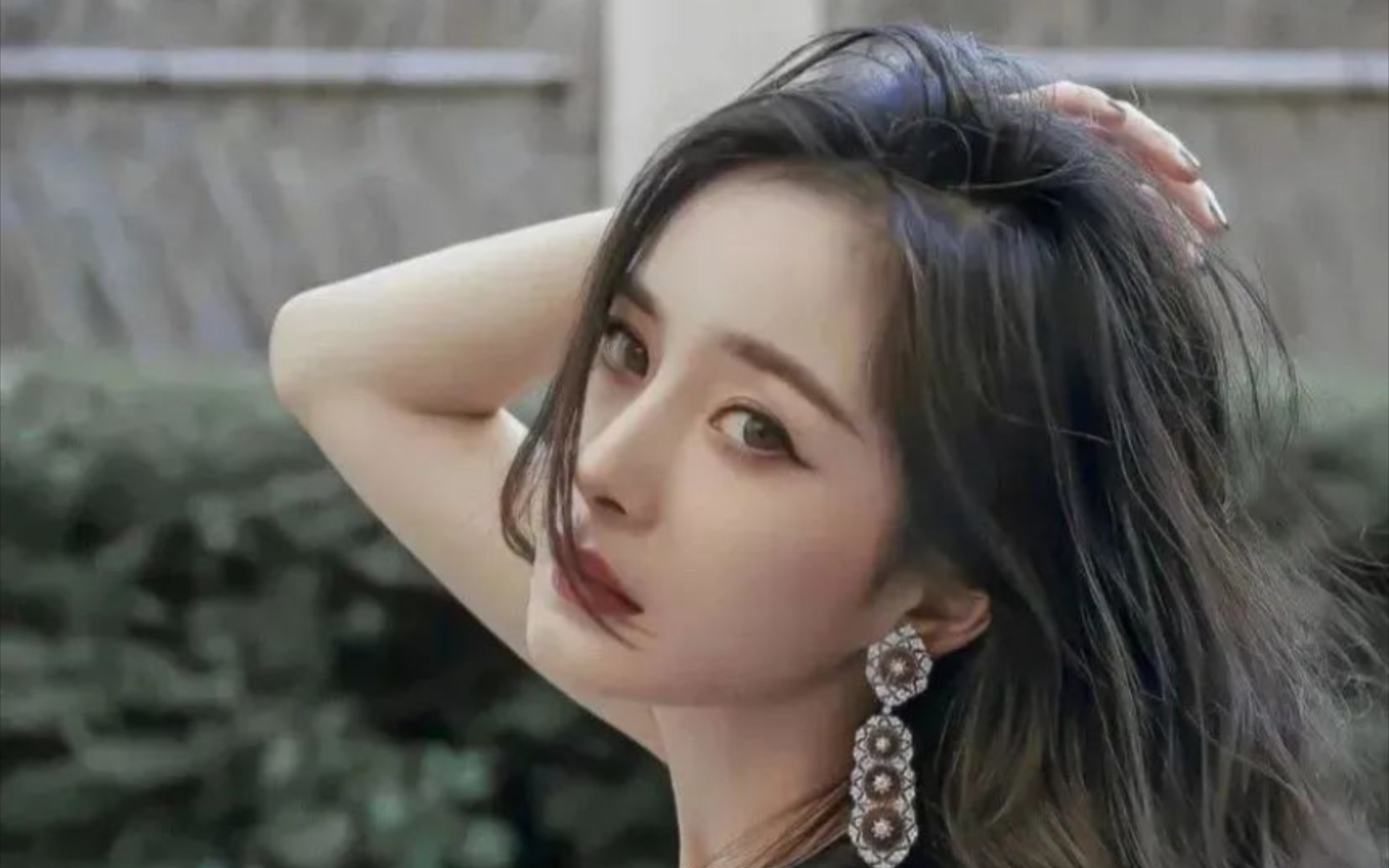 杨幂成了"大号水蜜桃",穿黑色薄纱蕾丝内衣,太性感迷人