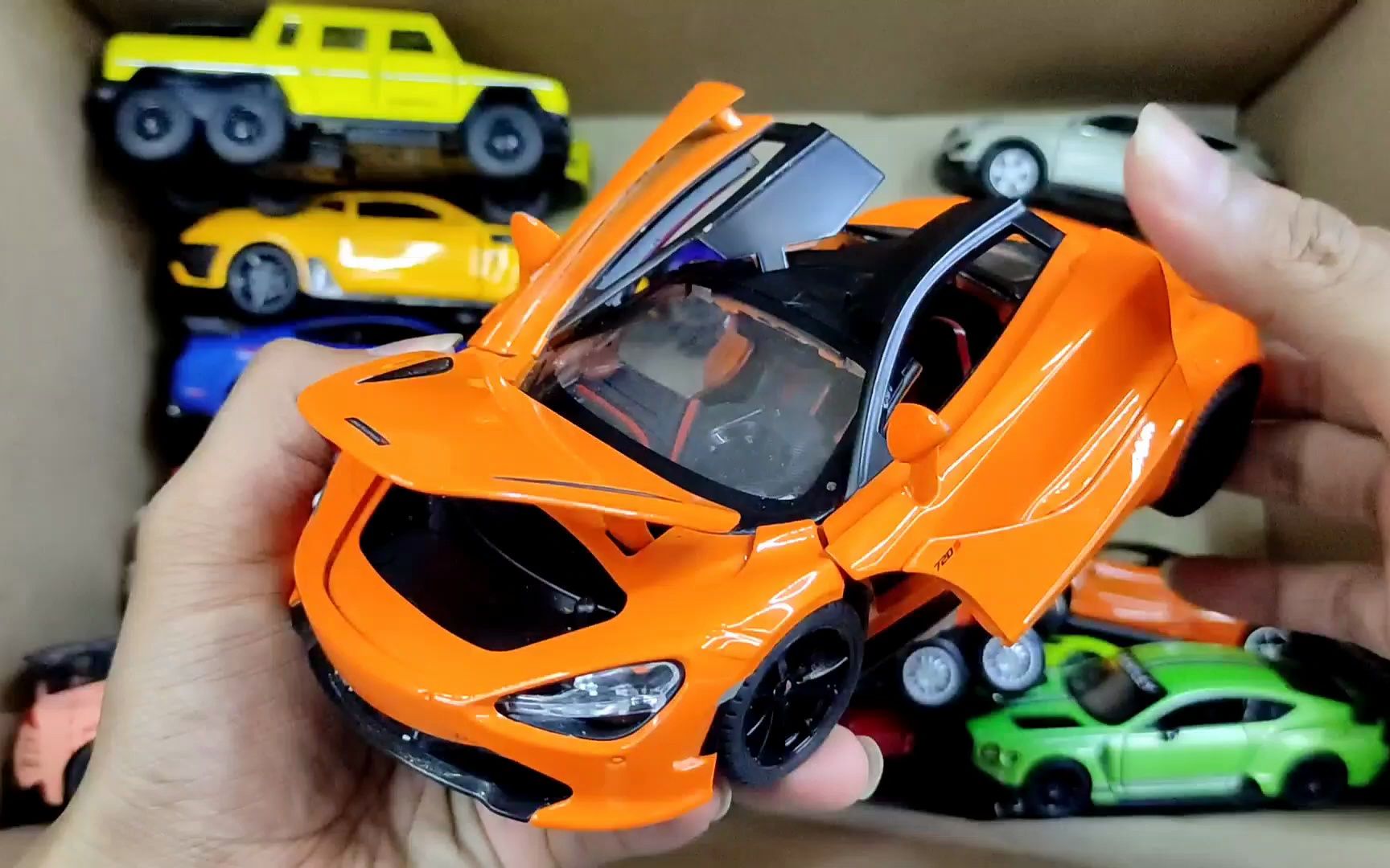 装满模型车的盒子兰博基尼,迈凯轮,雷克萨斯lm300h,保时捷,帕加尼