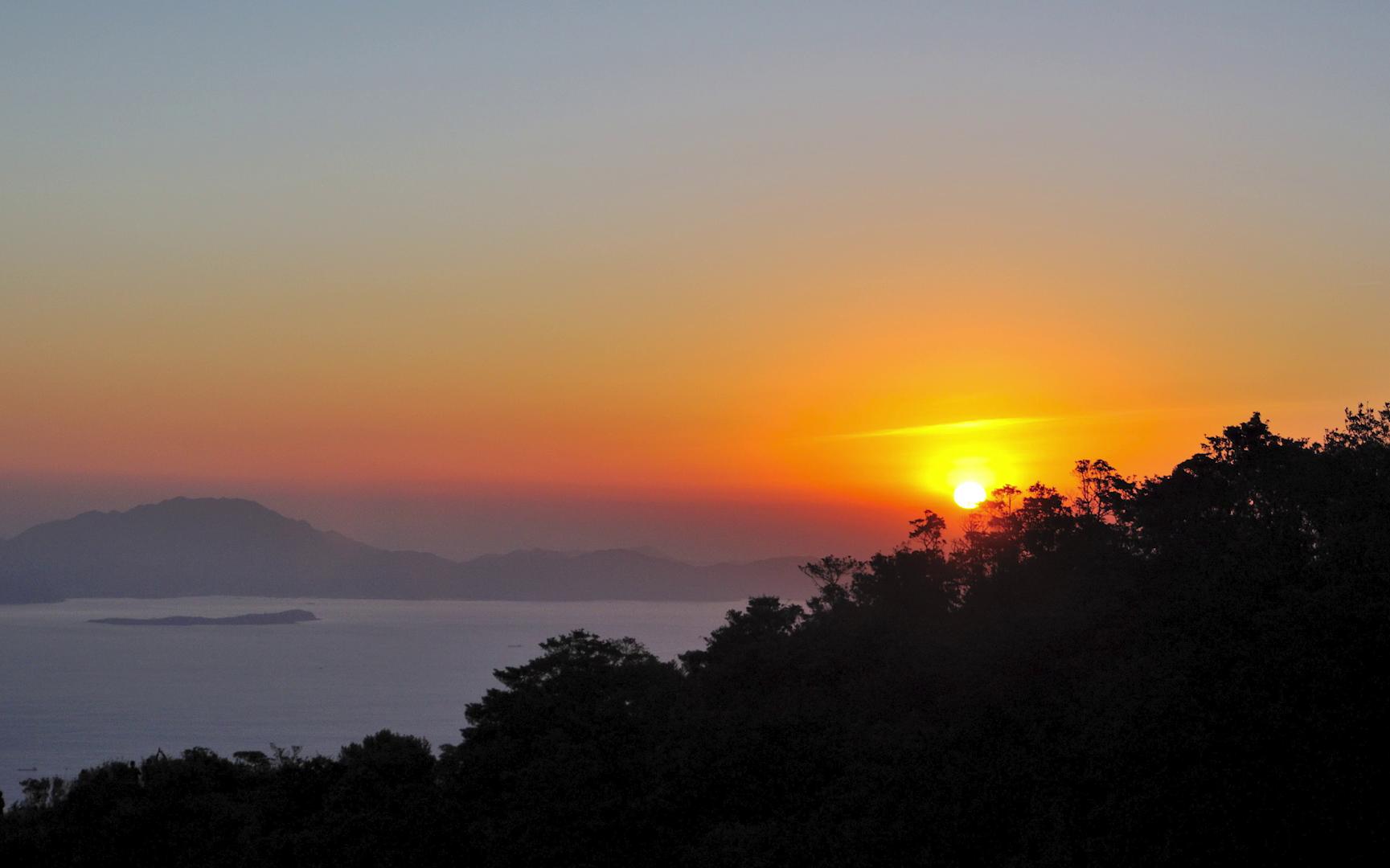 抓住2021的尾巴  梧桐山顶看日出  天公作美万里无云