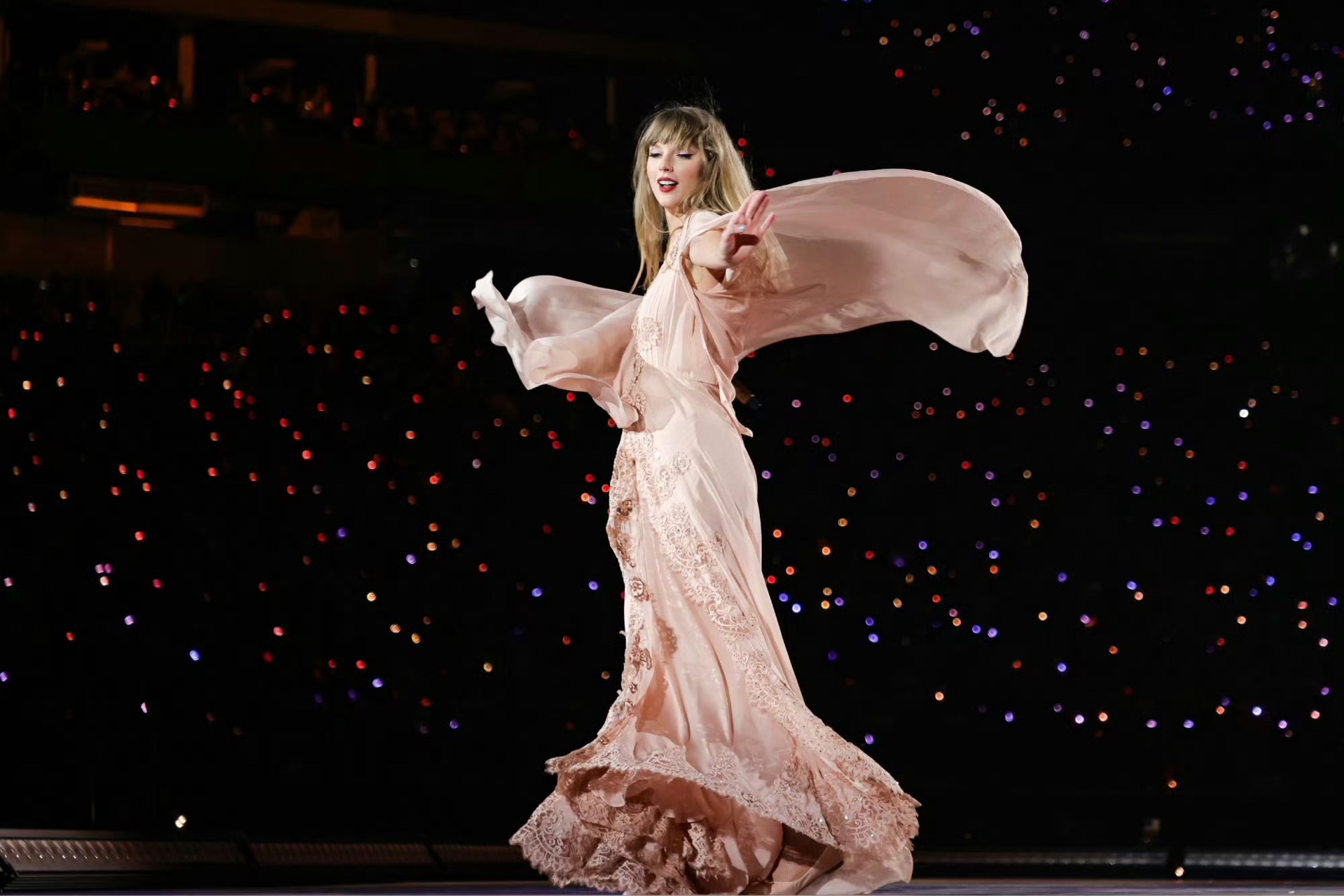 【Taylor Swift】霉霉的长裙划破雨幕,溅起水花飞舞的绝美场面!哔哩哔哩bilibili