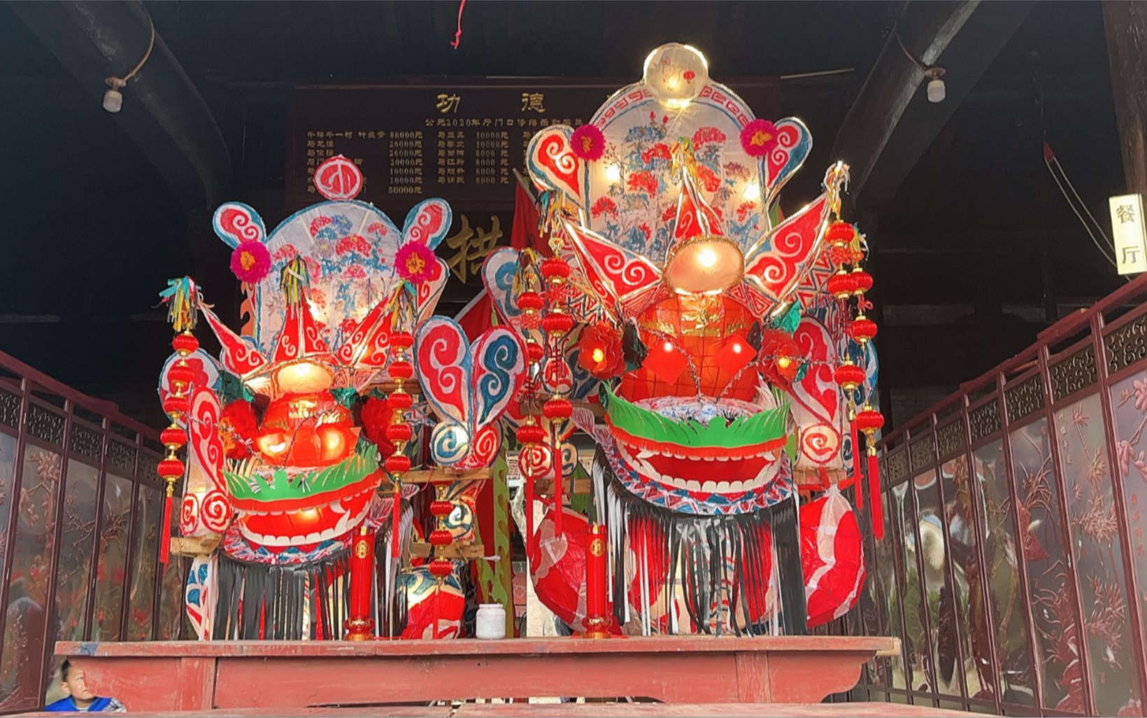 浙江东阳农村,每个村庄的龙头龙灯造型都不一样