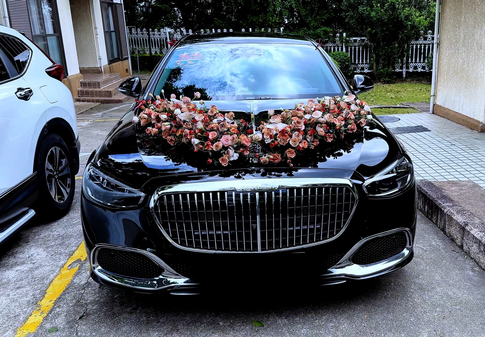 鲜花是永不过时的浪漫,而婚车是一辈子的浪漫,坐最美的婚车,娶最美的