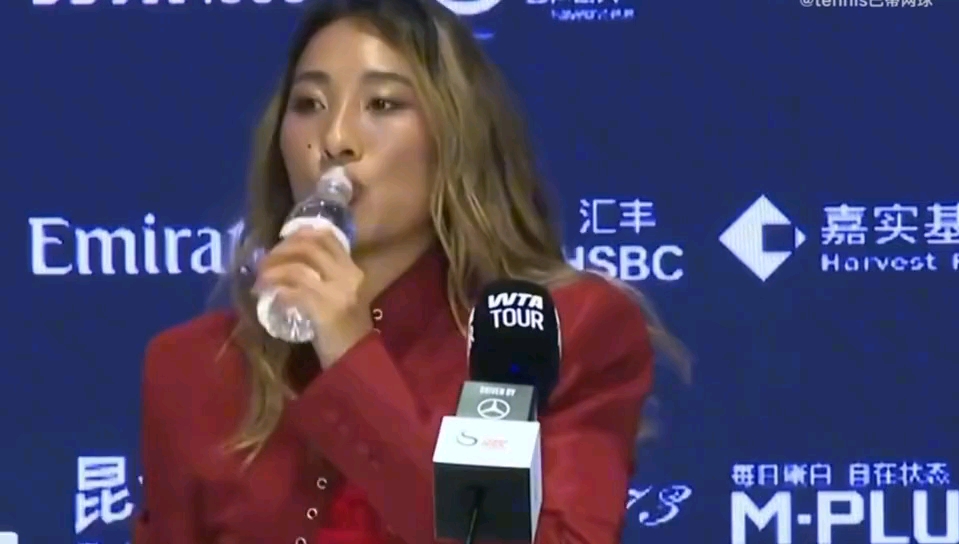 郑钦文中网夺冠赛后发布会完整版，没想到化妆后的郑钦文这么漂亮
