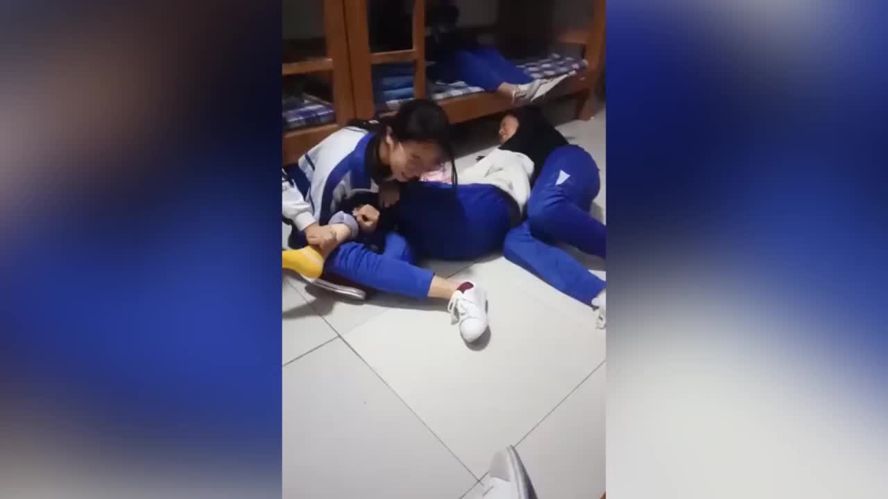 女生宿舍打闹男生绝对没见过这样子的女生