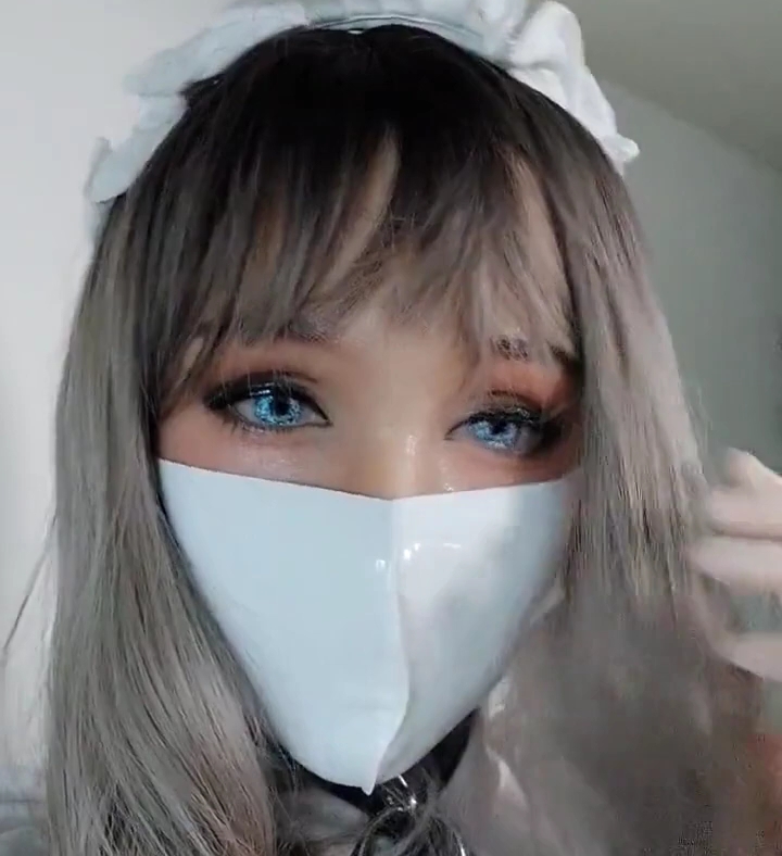 "三层伪装的面具小姐姐"