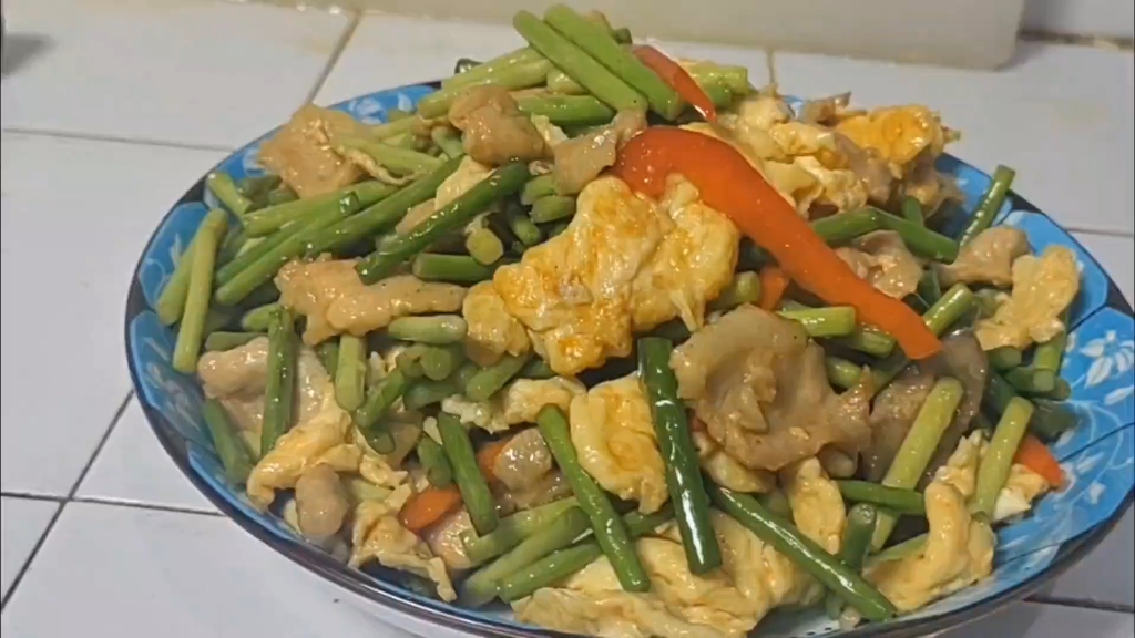 蒜苔肉片炒鸡蛋