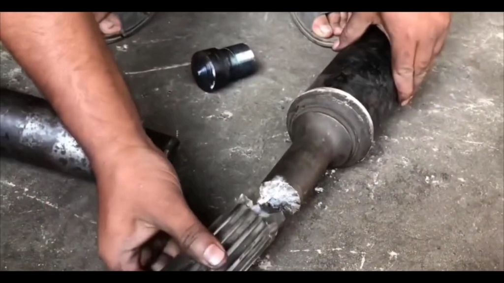 由于车主暴力驾驶导致卡车传动轴断成两截,巴基斯坦汽车修理工采用