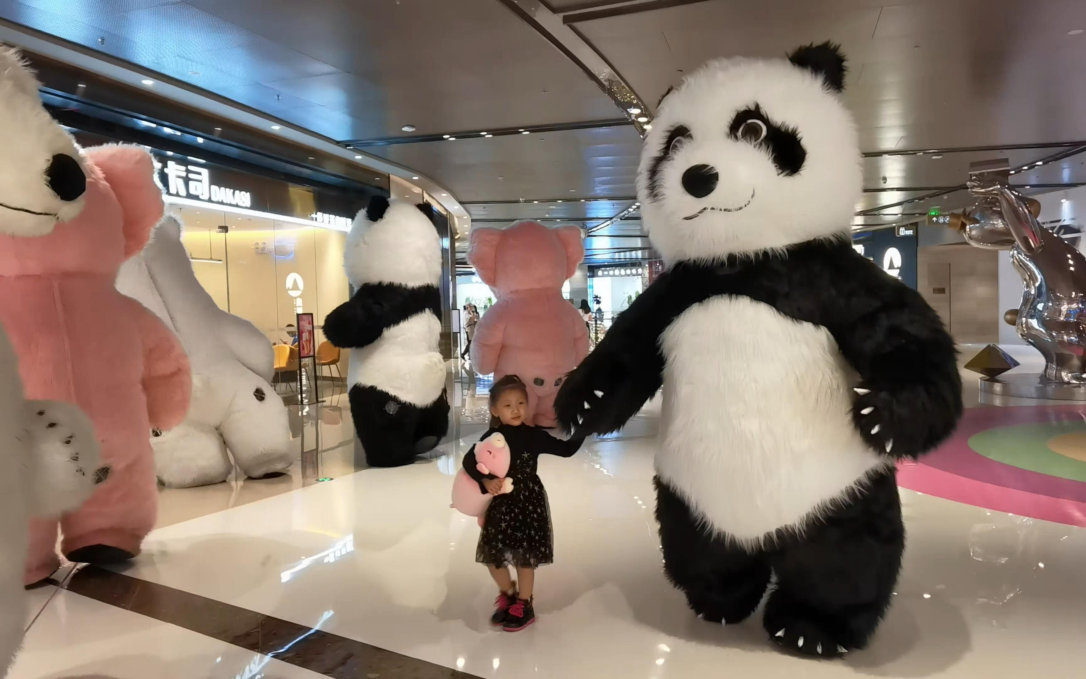 大熊猫人偶与小朋友,手牵手行走