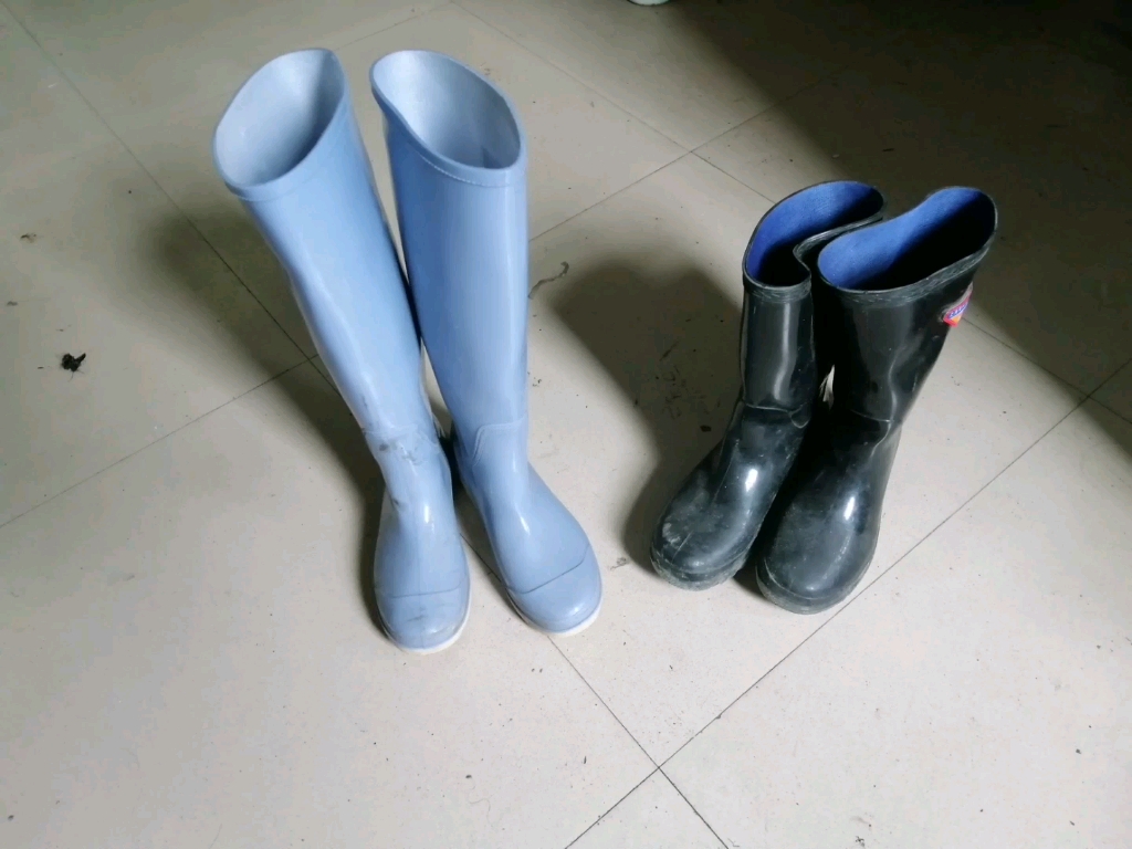 炎热的夏天,好想期待一场大雨的降临,穿上雨靴去踩泥踩水