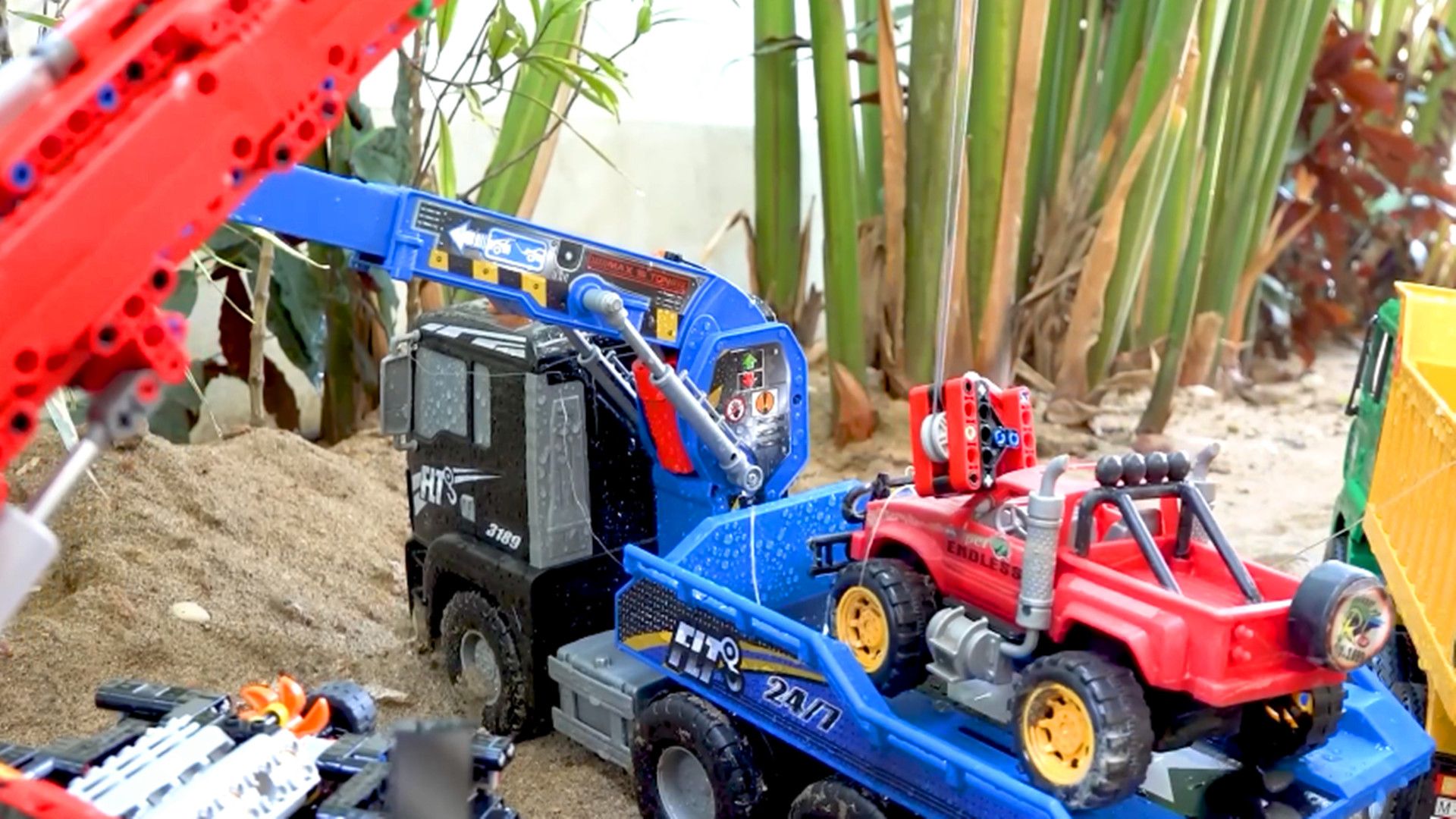 儿童益智玩具:挖掘机,翻斗车修建道路,吊车救援事故越野车!