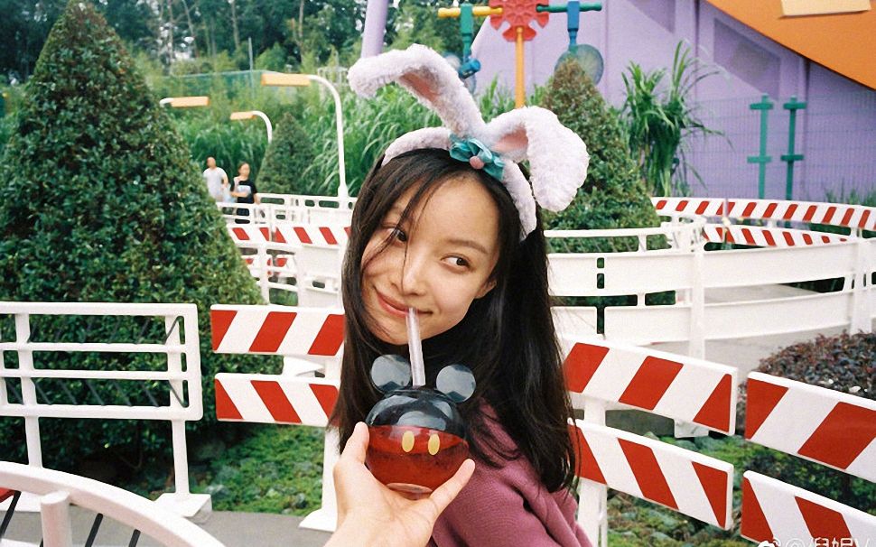 倪妮晒迪士尼游客照 头顶米妮头饰笑容阳光灿烂_哔哩哔哩 (゜-゜)つロ