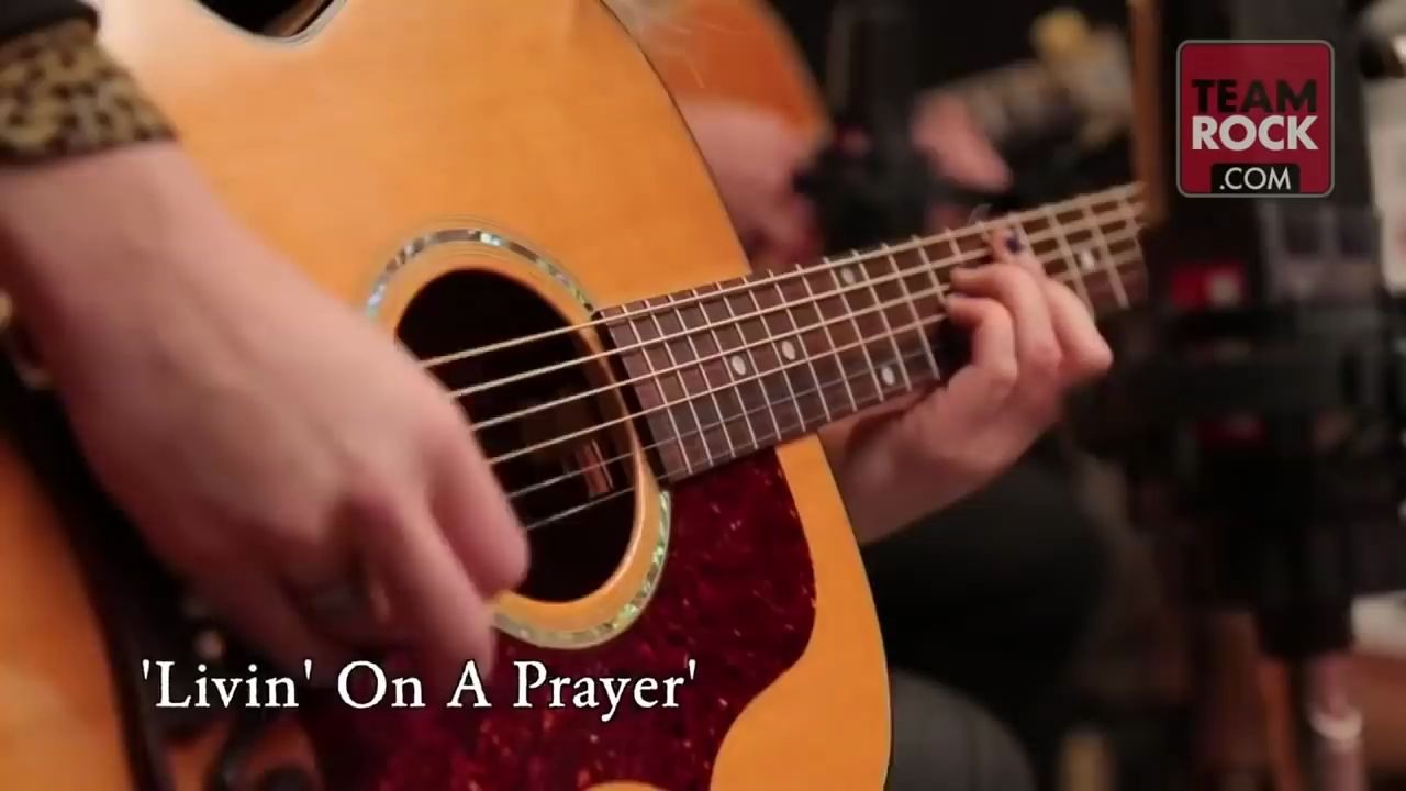 [图]【MJ的最后一个吉他手】Richie Sambora and Orianthi- Livin' On A Prayer (Music Video)