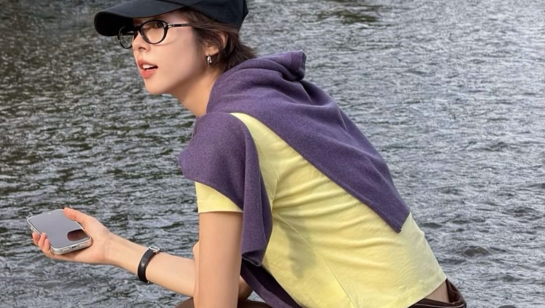 徐恩秀ins私服穿搭，简单随性又有点贵气感，色彩搭配也很出彩
