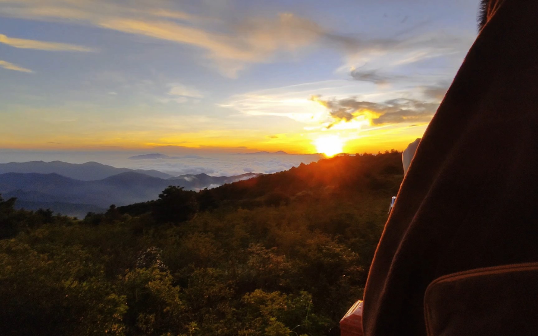 "乌漆嘛黑什么都看不到 " "天总会亮的"