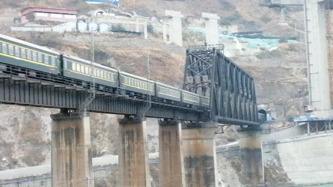 客车特八八六八,出利子依达隧道上大渡河大桥,进汉源站