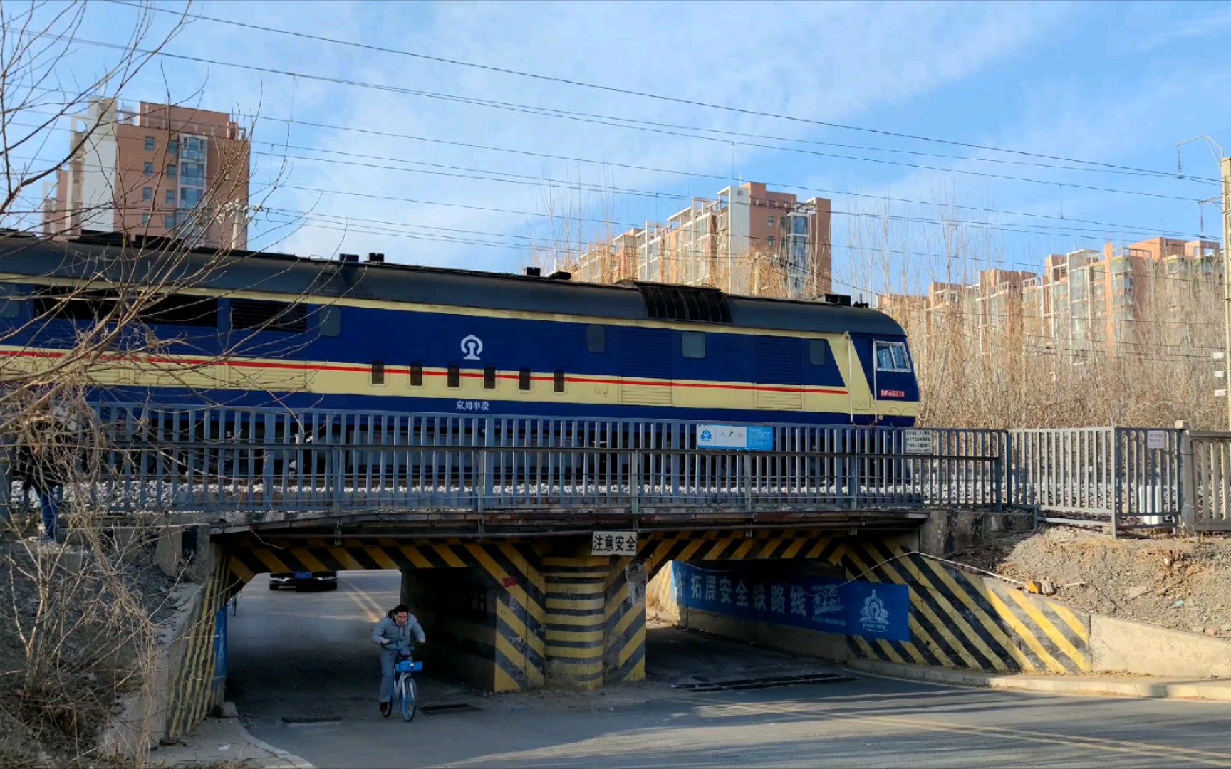 味浓郁,芭比拉货,京广线良乡长阳段京局丰段df8b5370牵引上行货列通过