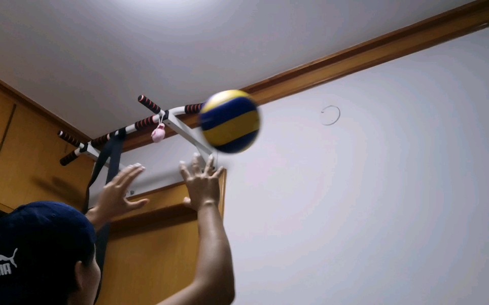 排球二传传球在家怼墙