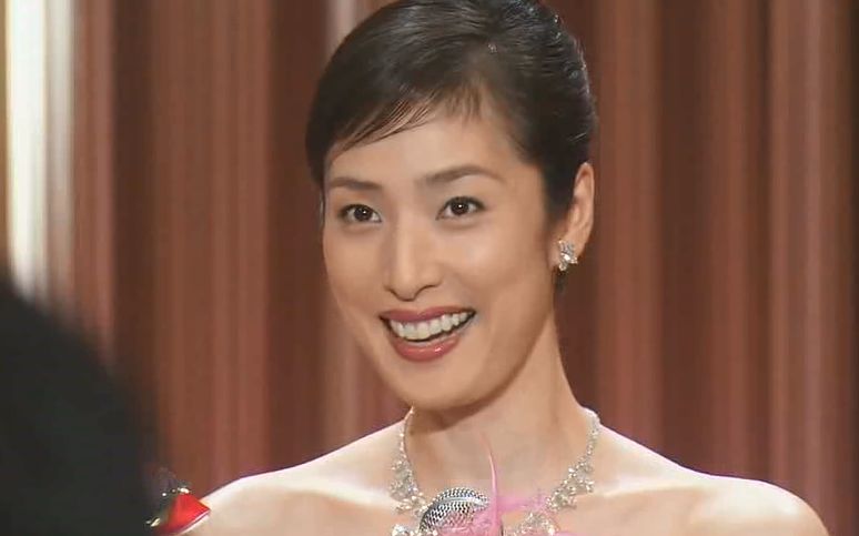 【天海祐希/裸肩】女王拿奖~~划重点!海锅的裸肩和美背!