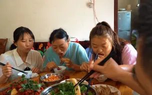 Скачать видео: 三姐弟今天相聚，幺弟做一大桌美食招待，热闹又幸福