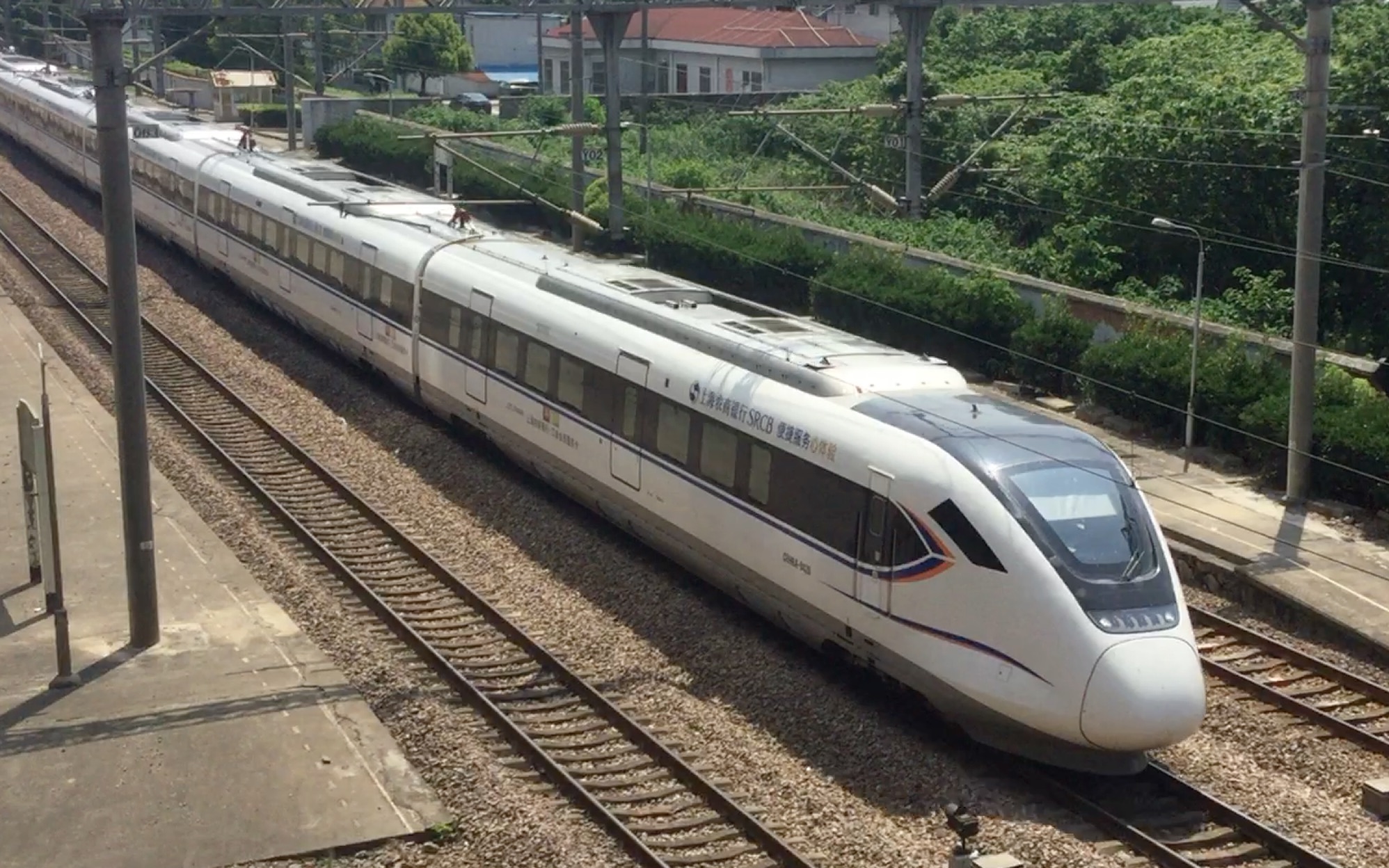 中国铁路crh6a0420担当c3018次列车通过莘庄站