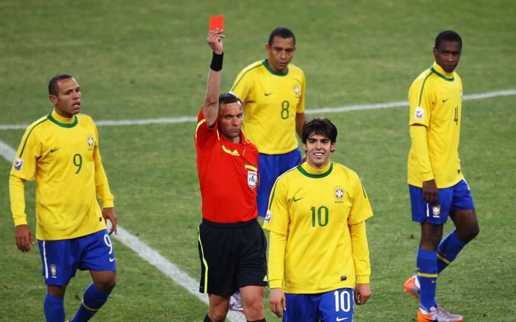 卡卡两助攻又蒙冤染红!2010世界杯巴西3-1科特迪瓦,法比亚诺无耻手球