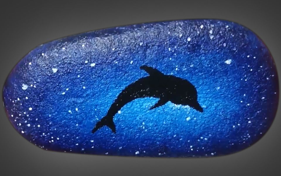 石绘画深邃幽蓝的海洋下有一只小海豚