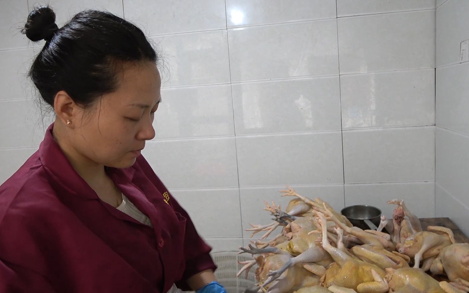 山里养10个月的鸡己经长大陪媳妇验证宰鸡流程这效果真不错