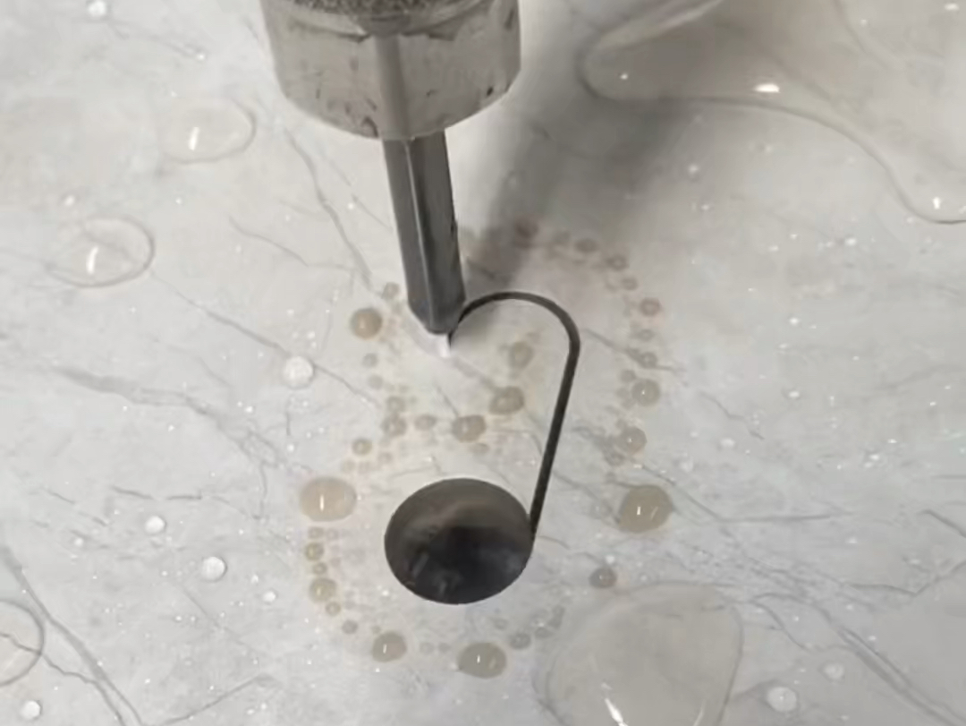 水刀切割瓷砖如同切割豆腐般轻松