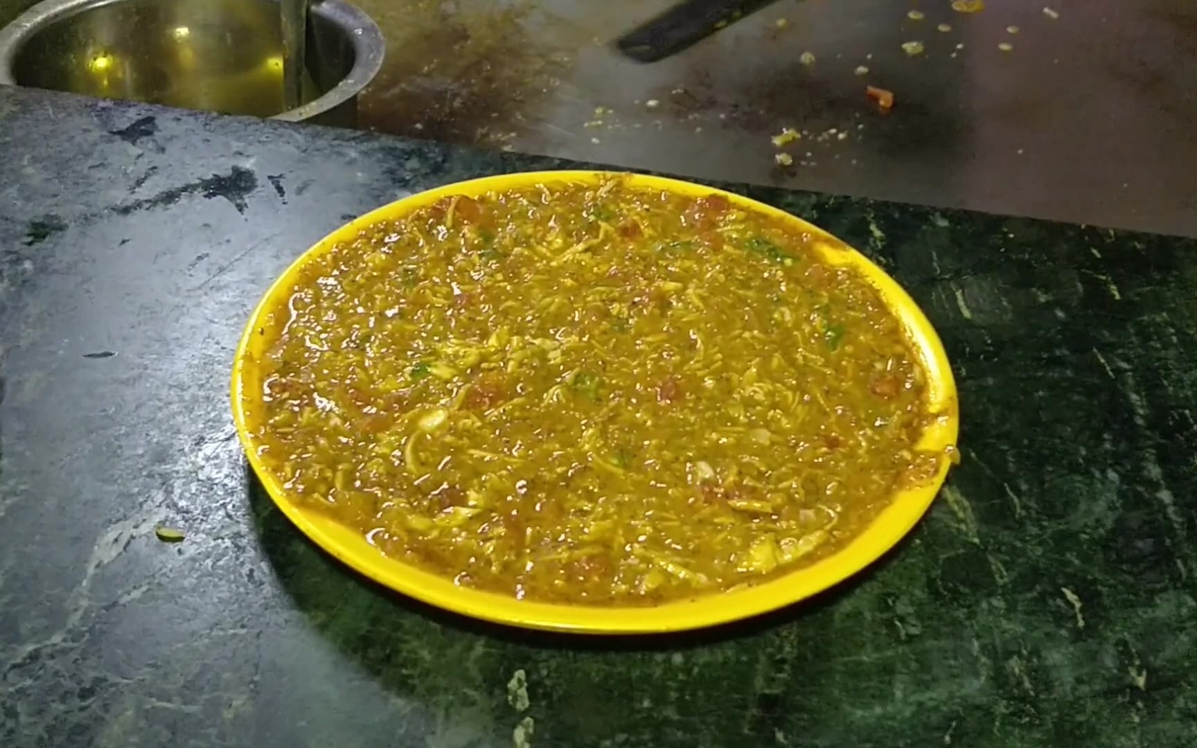 【印度糊糊】4个大鸡蛋!老板一手咖喱递过来!嗯,很入味~ 印度街头美食