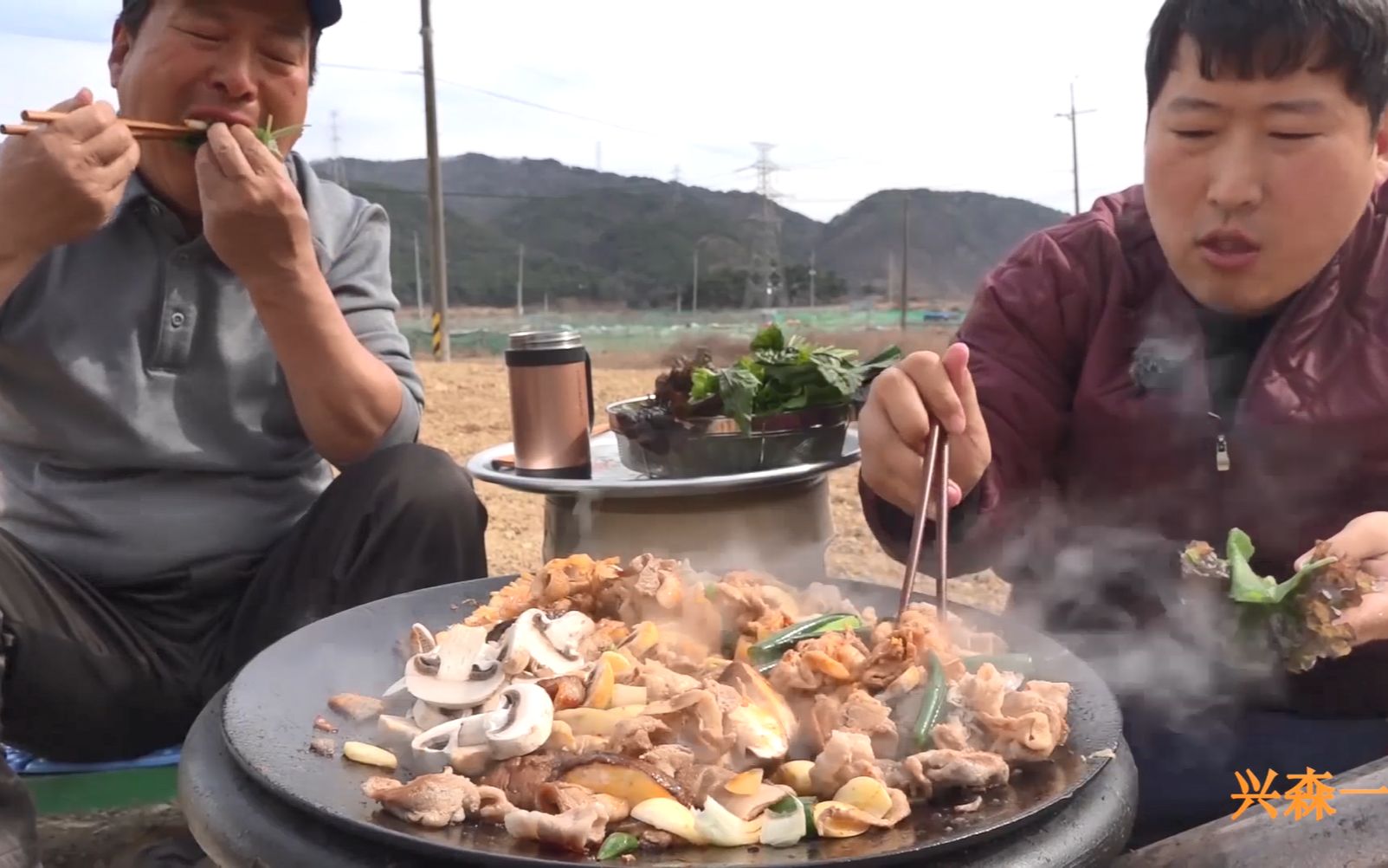 [图]今天是父亲节，我和爸爸吃烤五花肉，谨以此视频向所有父亲致敬！