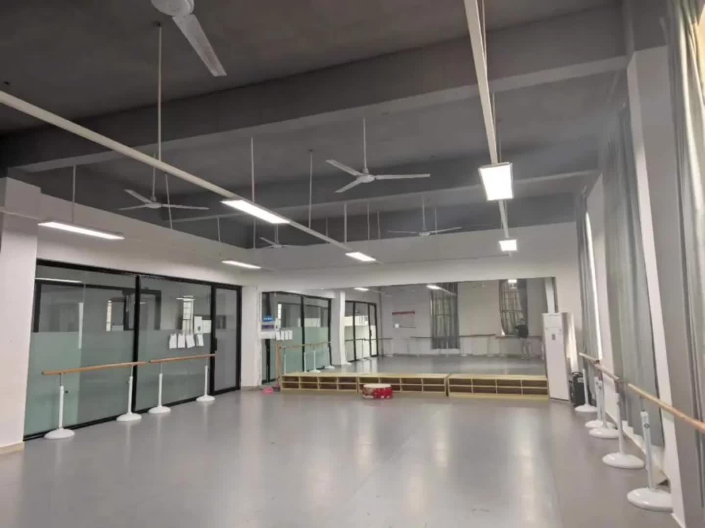 四川文化传媒职业学院宽敞的舞蹈室配备了镜子和专业的舞蹈地板,让