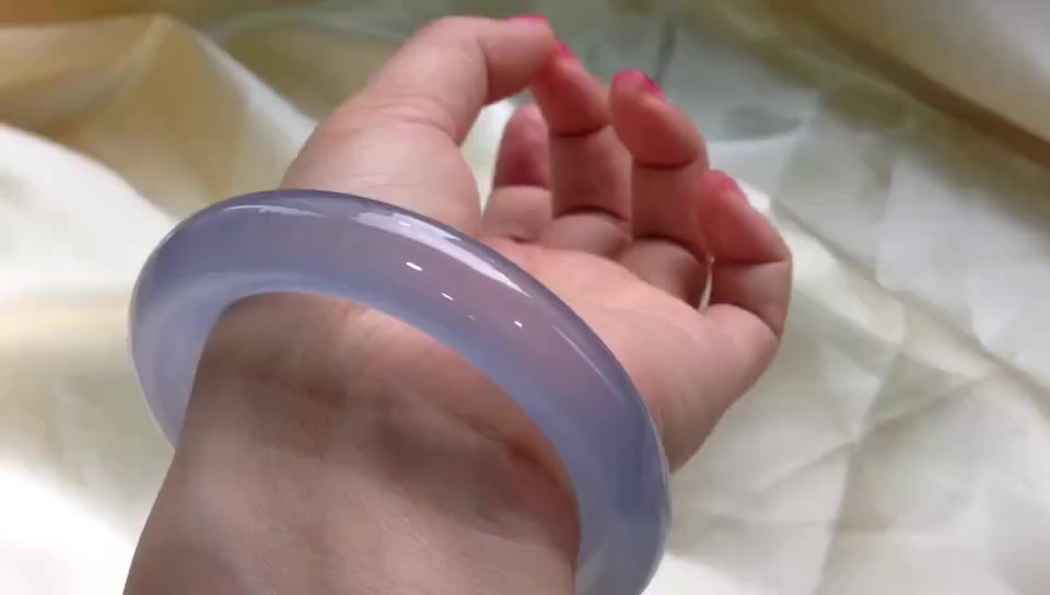 高冰近玻璃种的紫罗兰翡翠手镯,价值不菲!