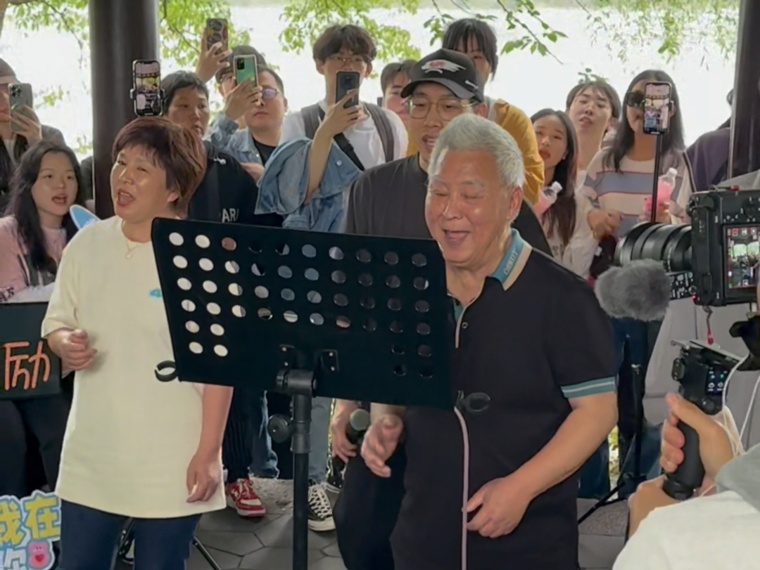 被周杰伦隔空喊话的西湖邵大爷,今天下午受邀在西湖边和杰迷们合唱