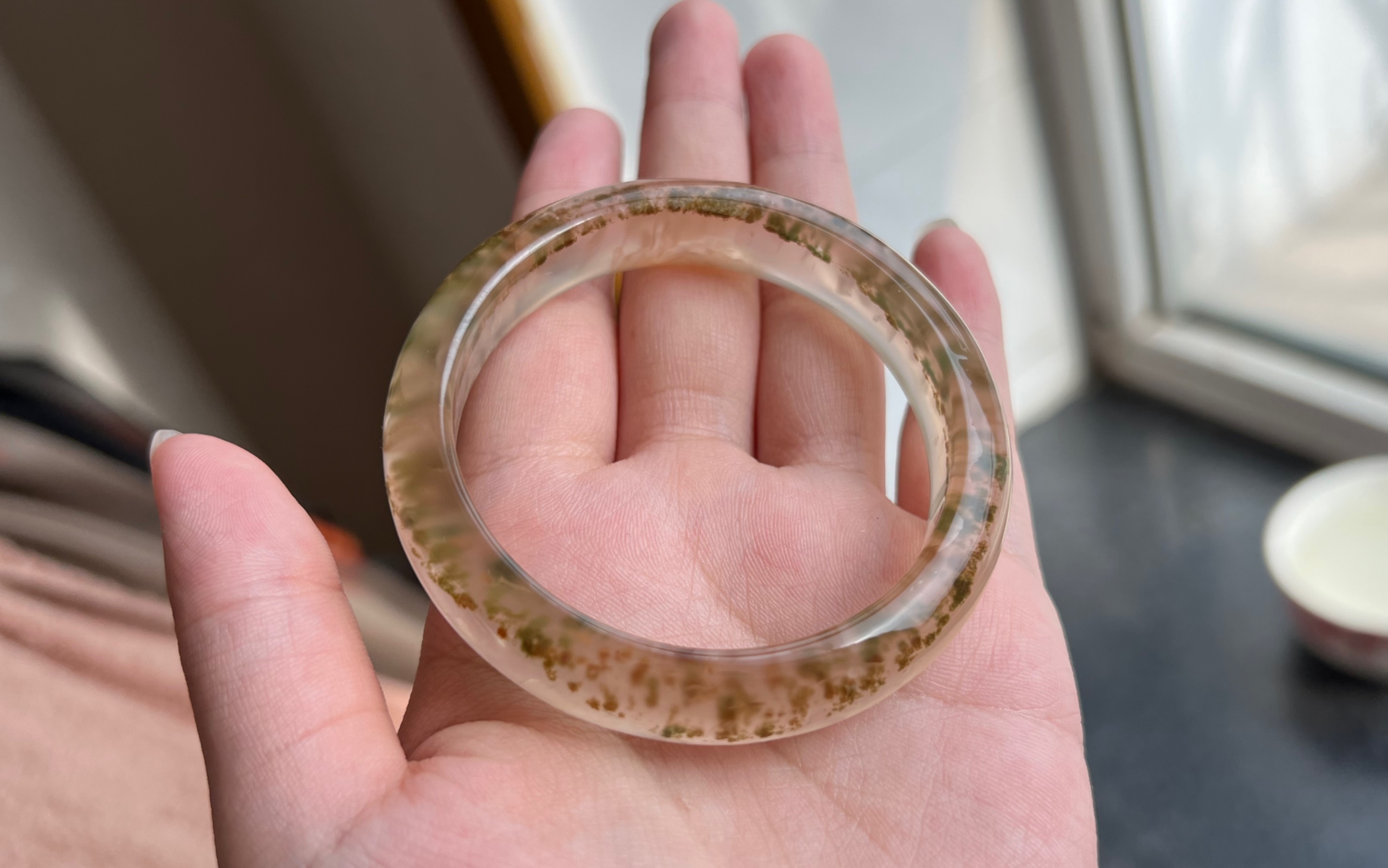 【欣赏】52圈口飘水草玻璃底白龙纹玛瑙镯,还带一块粉龙纹,完美无暇滴