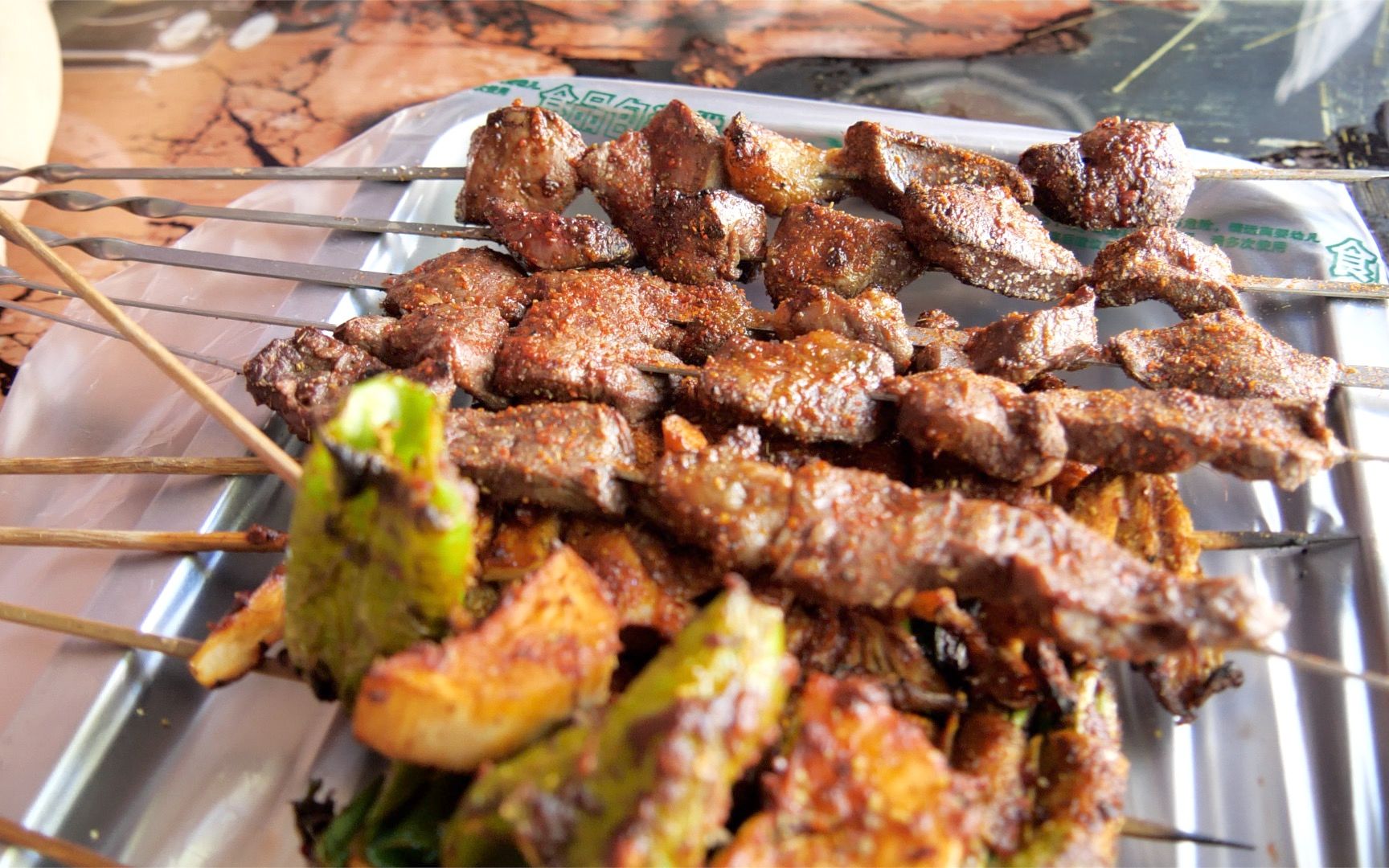 伊犁美食烤肉5块/串,肝子肠子菜2块/串,吃烤肉怎么能少得了卡瓦斯呢