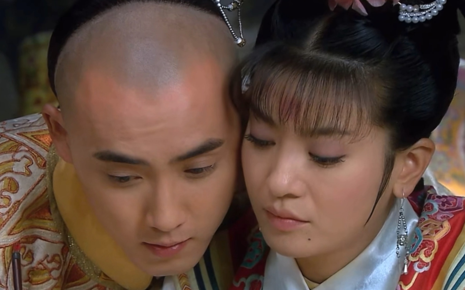 小燕子:永琪 你一生要娶几个老婆啊 永琪:当然只有你一个啦!