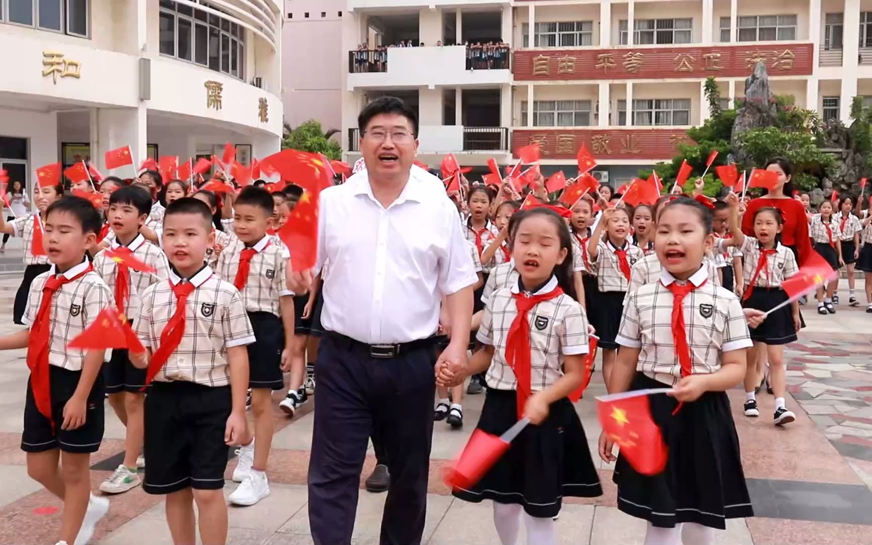 [图]南宁市北湖北路学校师生用“快闪”向祖国母亲深情告白